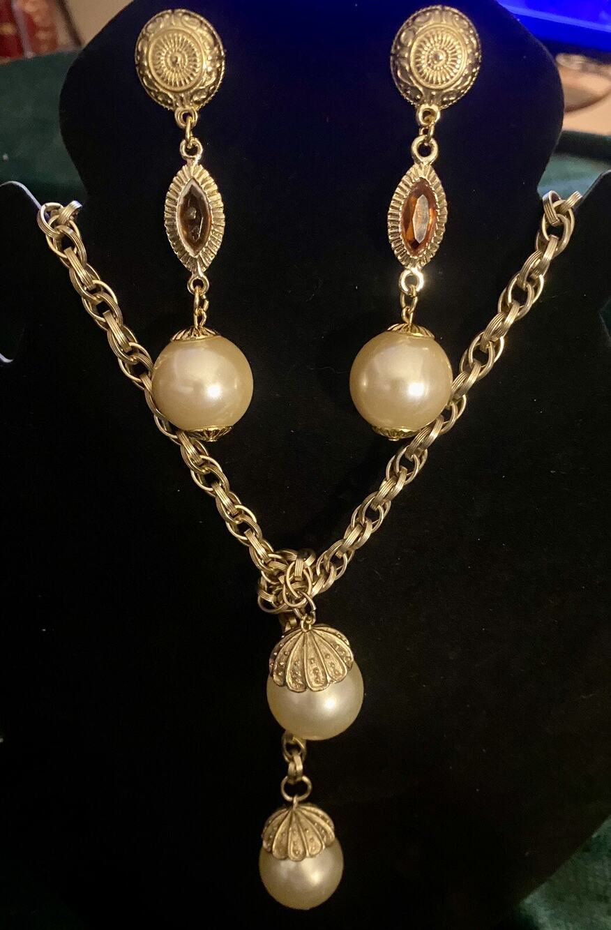 Vintage Womens Gold Tone Pearl Lariat Necklace Earring Set Halloween costume
